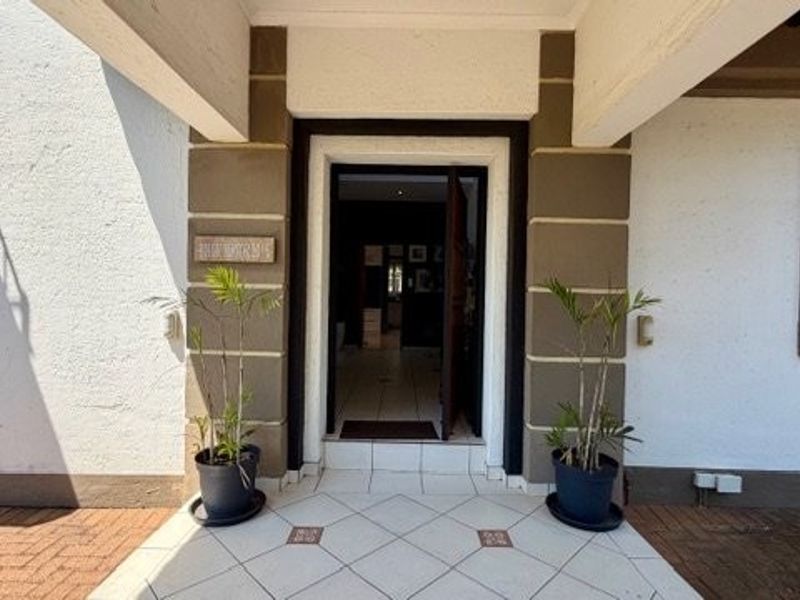 Elevated Family Home with Sweeping Sea Views and Full Backup Systems - Photo 4