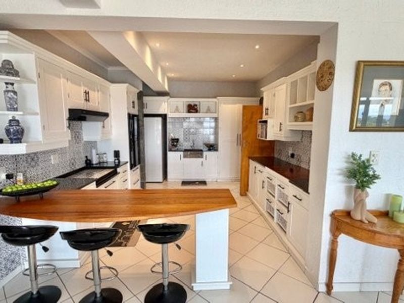 Elevated Family Home with Sweeping Sea Views and Full Backup Systems - Photo 10