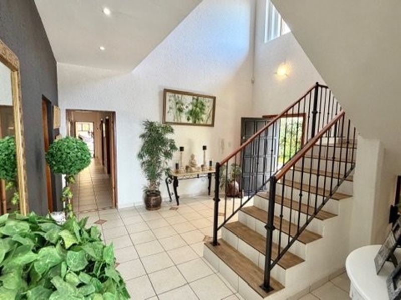 Elevated Family Home with Sweeping Sea Views and Full Backup Systems - Photo 8