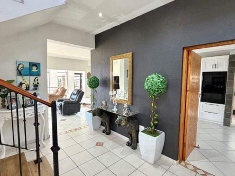 Elevated Family Home with Sweeping Sea Views and Full Backup Systems - Photo 7