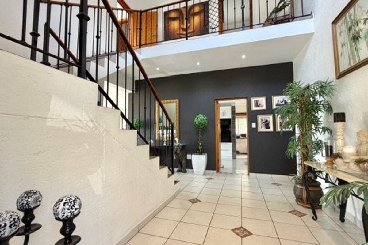 Elevated Family Home with Sweeping Sea Views and Full Backup Systems - Photo 5