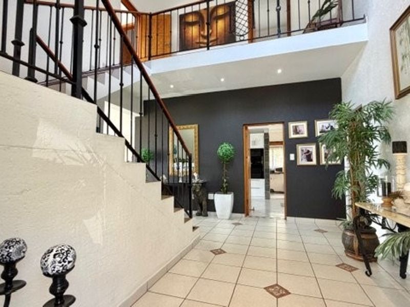 Elevated Family Home with Sweeping Sea Views and Full Backup Systems - Photo 5