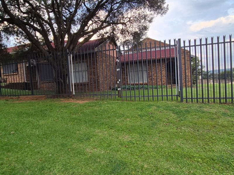 Exquisite 3-Bedroom Home in Heuweloord, Centurion – The Perfect Family Haven! - Photo 3