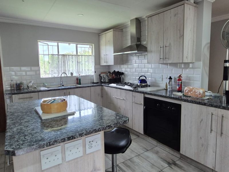 Exquisite 3-Bedroom Home in Heuweloord, Centurion – The Perfect Family Haven! - Photo 10