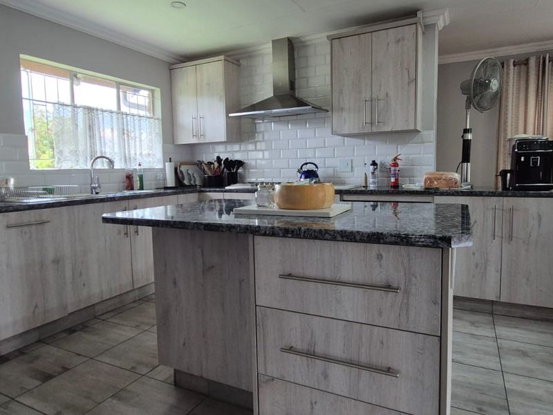 Exquisite 3-Bedroom Home in Heuweloord, Centurion – The Perfect Family Haven! - Photo 9