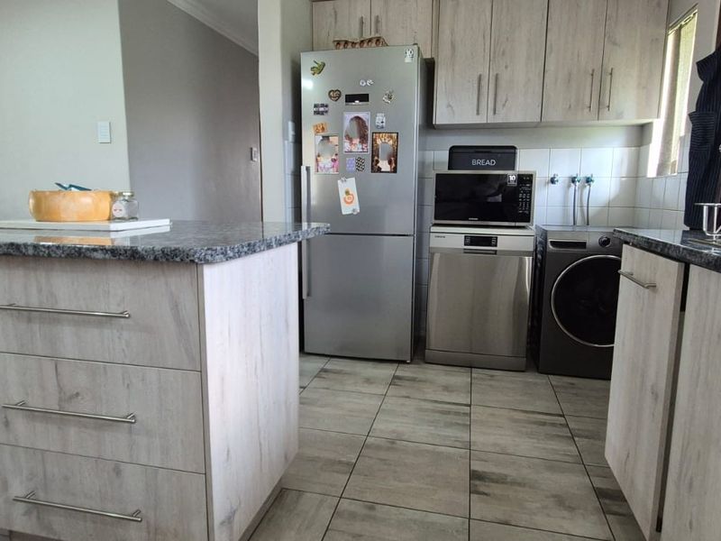 Exquisite 3-Bedroom Home in Heuweloord, Centurion – The Perfect Family Haven! - Photo 7