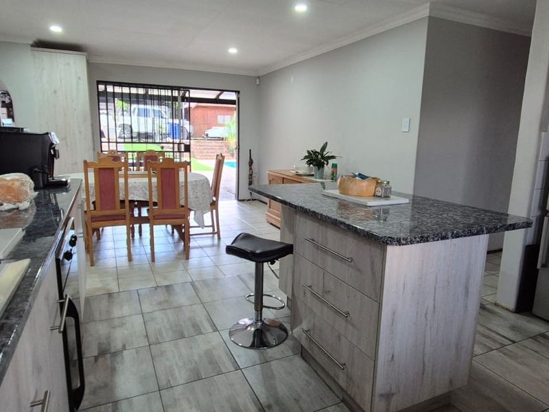 Exquisite 3-Bedroom Home in Heuweloord, Centurion – The Perfect Family Haven! - Photo 6