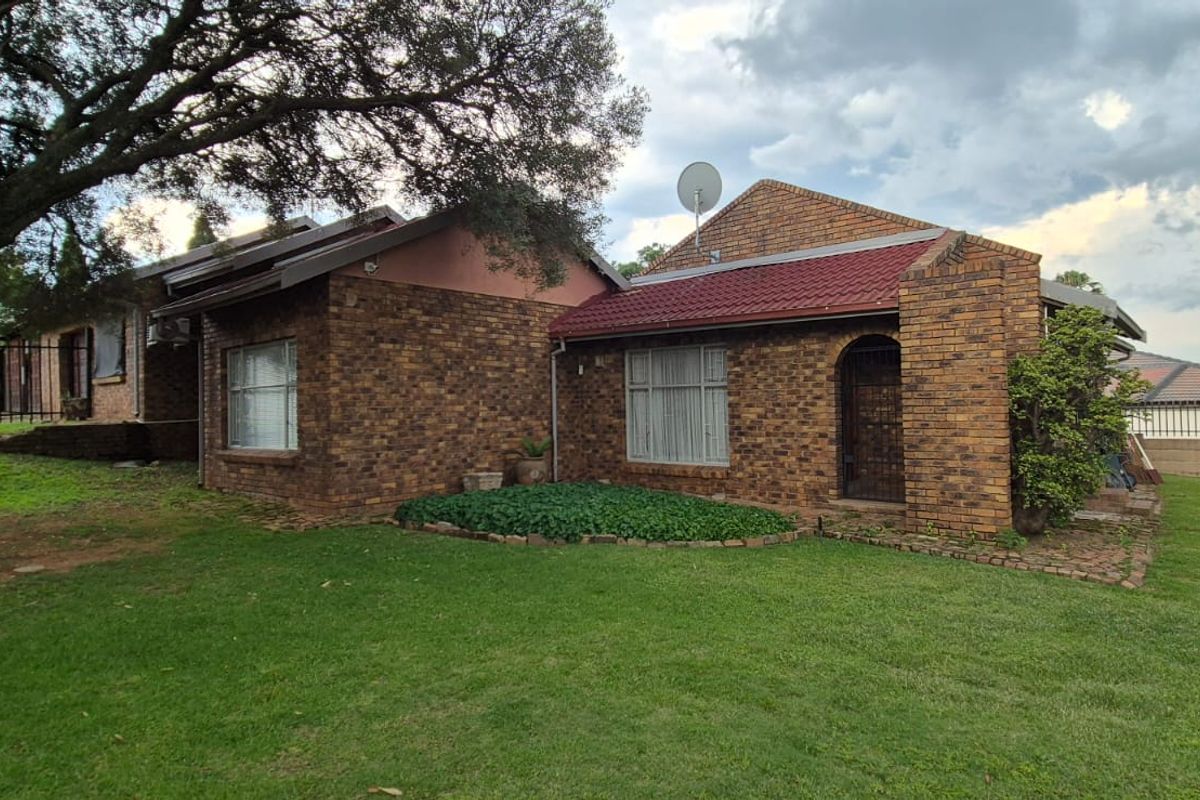 Exquisite 3-Bedroom Home in Heuweloord, Centurion – The Perfect Family Haven! - Photo 2