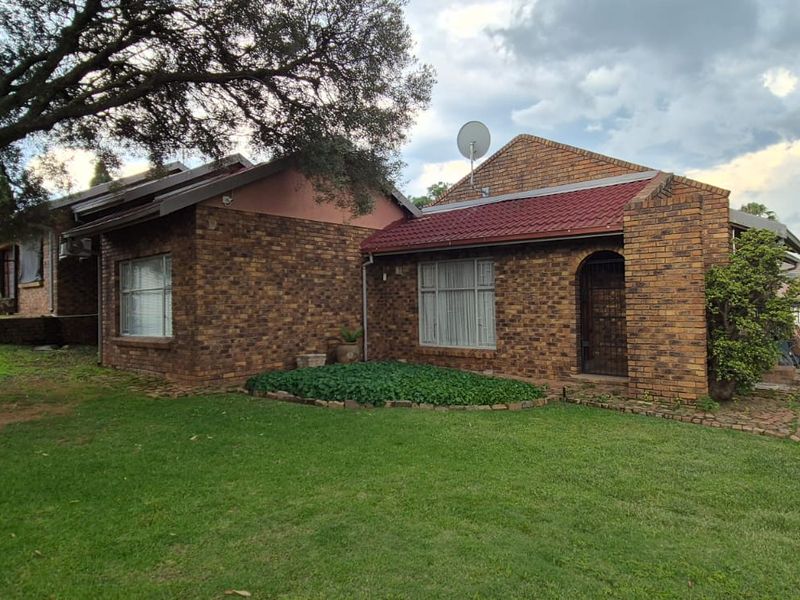 Exquisite 3-Bedroom Home in Heuweloord, Centurion – The Perfect Family Haven! - Photo 2