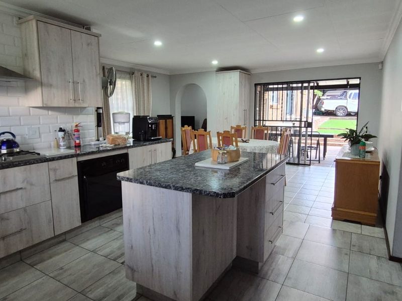 Exquisite 3-Bedroom Home in Heuweloord, Centurion – The Perfect Family Haven! - Photo 5