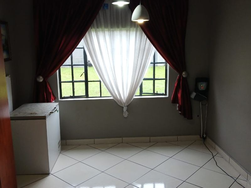 freestanding tuscan style home with spacious yard - Photo 8