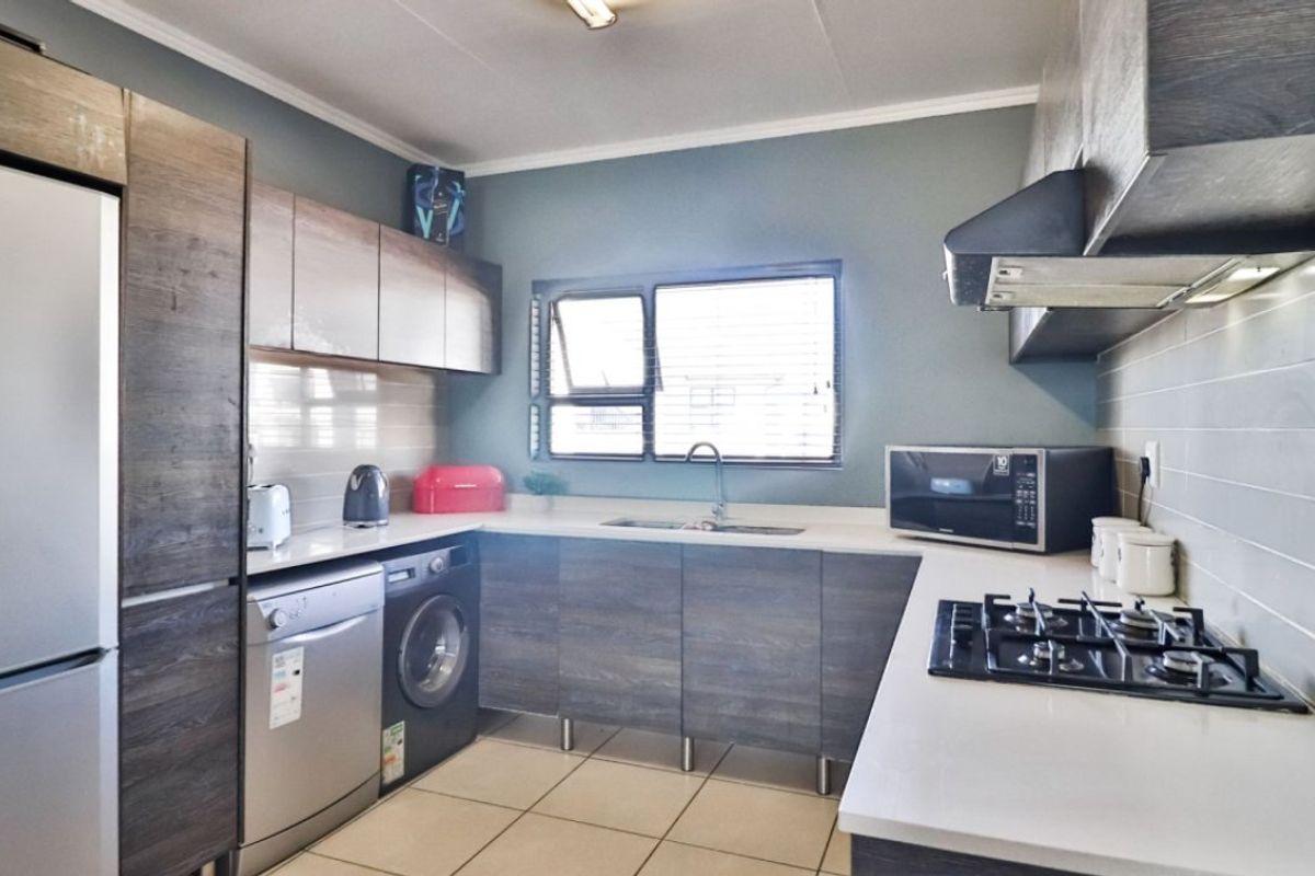 Modern 2-Bedroom Townhouse - Photo 3