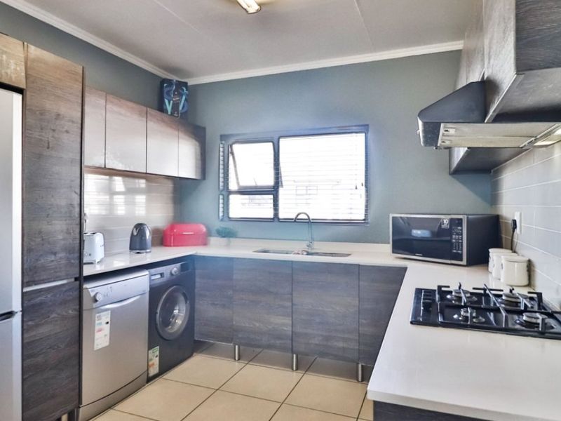 Modern 2-Bedroom Townhouse - Photo 3