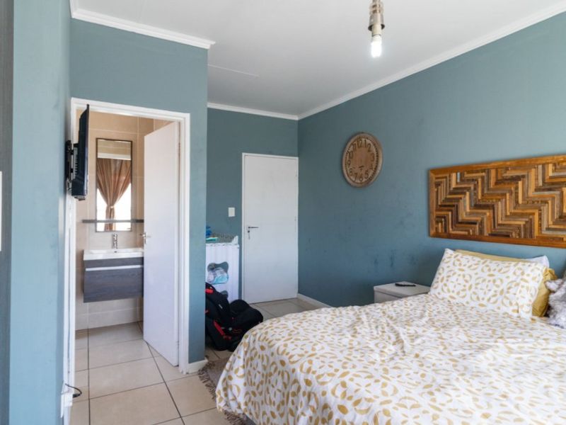 Modern 2-Bedroom Townhouse - Photo 5