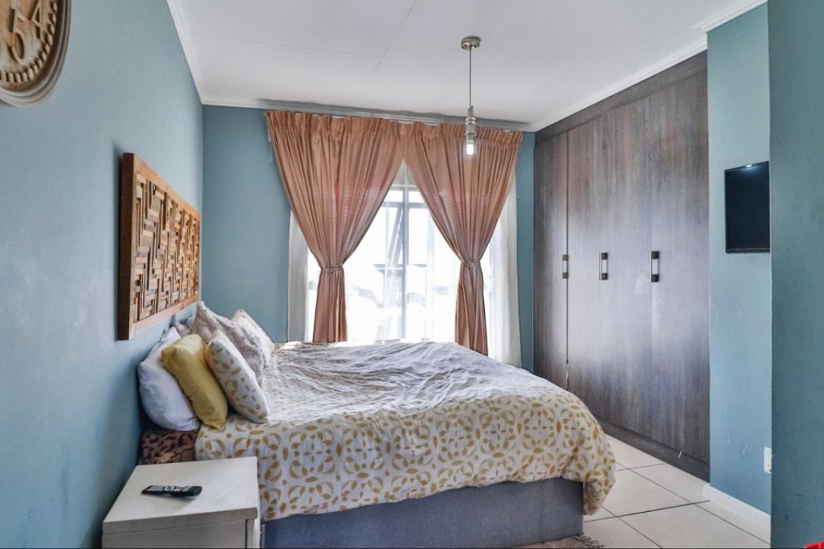 Modern 2-Bedroom Townhouse - Photo 4