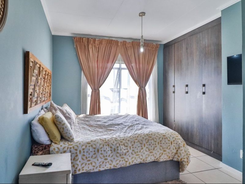 Modern 2-Bedroom Townhouse - Photo 4