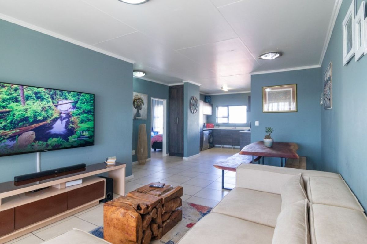 Modern 2-Bedroom Townhouse - Photo 2