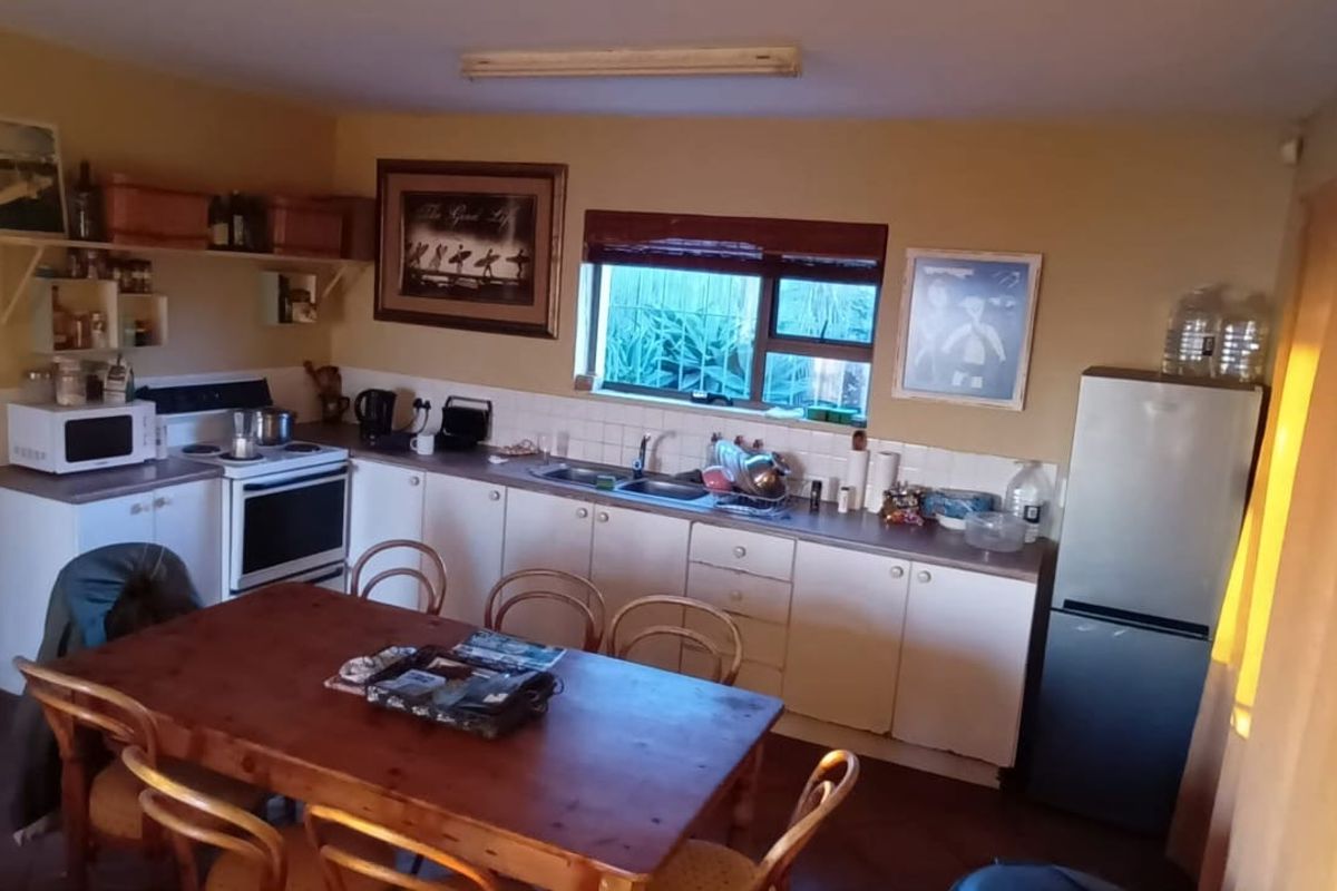 One-Bedroom Flat • Fully Furnished • Sea Views for Days - Photo 2