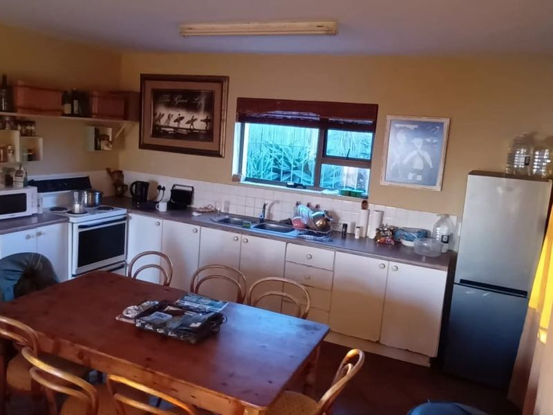 One-Bedroom Flat • Fully Furnished • Sea Views for Days - Photo 2