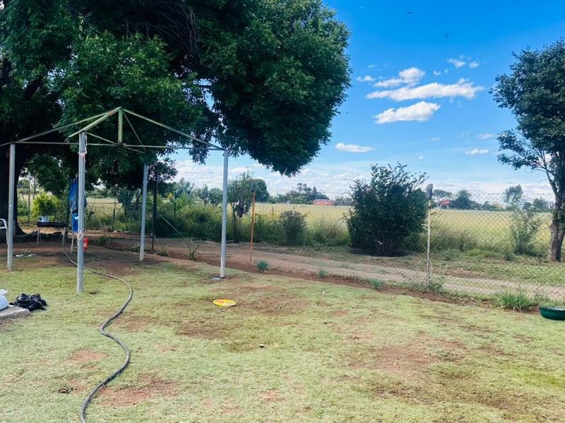 Spacious Smallholding with Versatile Living and GrannyvFlat for Sale in Lakeview - Photo 4