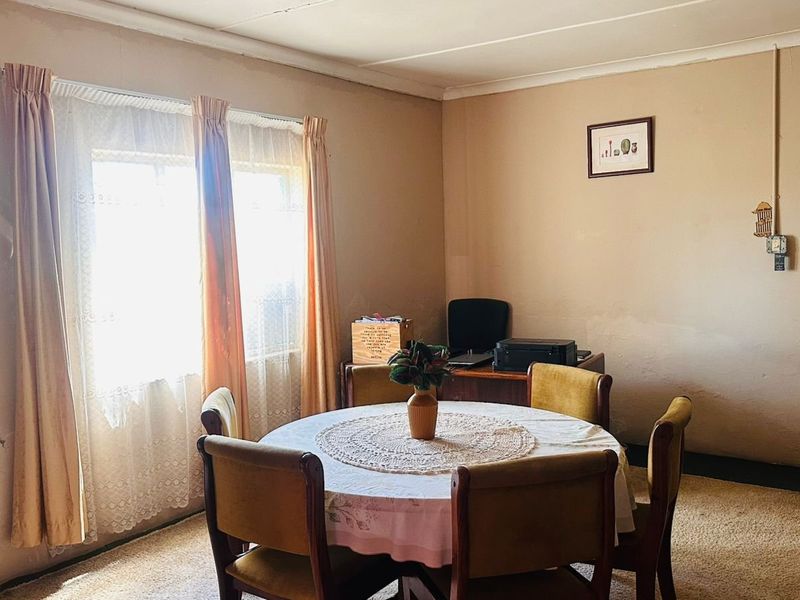 Spacious Smallholding with Versatile Living and GrannyvFlat for Sale in Lakeview - Photo 7