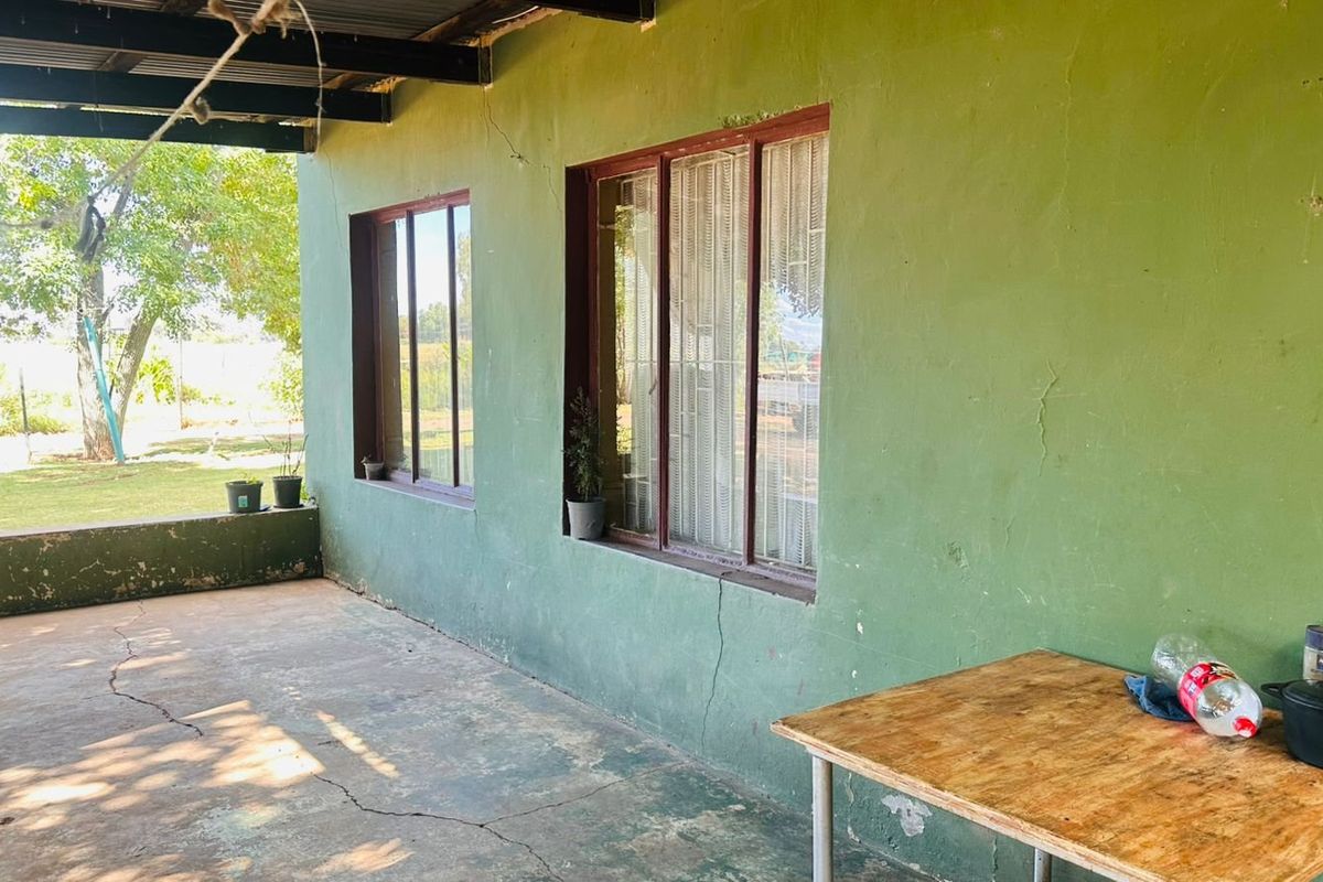 Spacious Smallholding with Versatile Living and GrannyvFlat for Sale in Lakeview - Photo 5