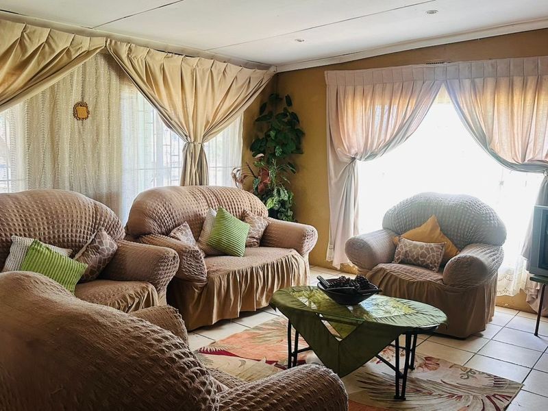 Spacious Smallholding with Versatile Living and GrannyvFlat for Sale in Lakeview - Photo 9