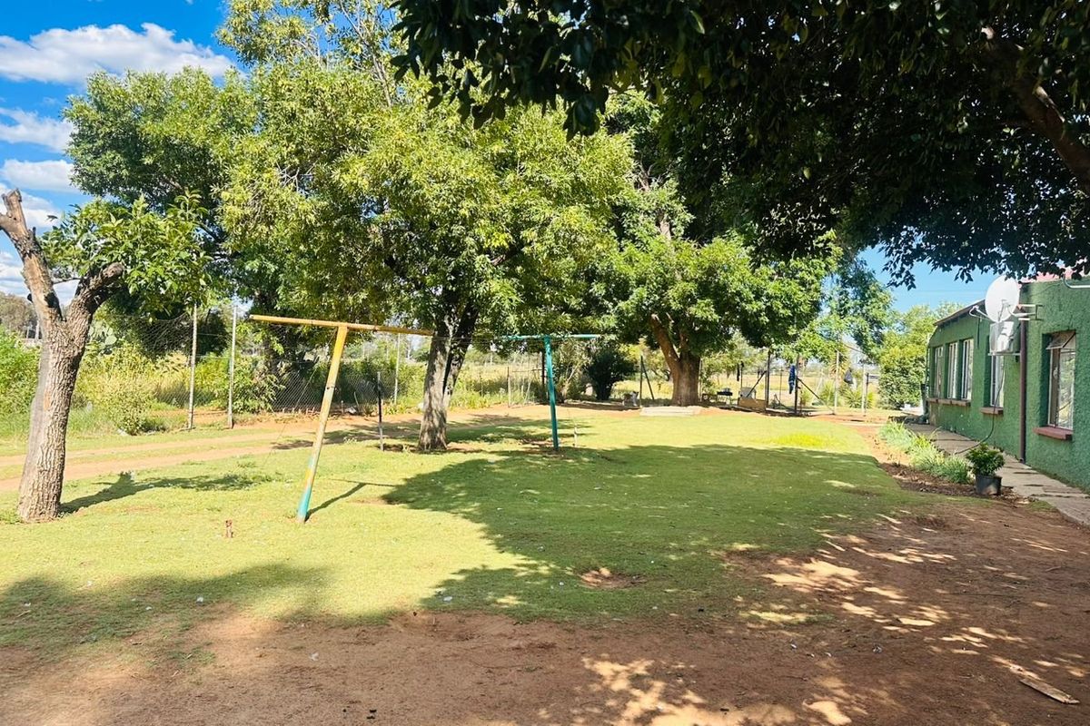 Spacious Smallholding with Versatile Living and GrannyvFlat for Sale in Lakeview - Photo 2