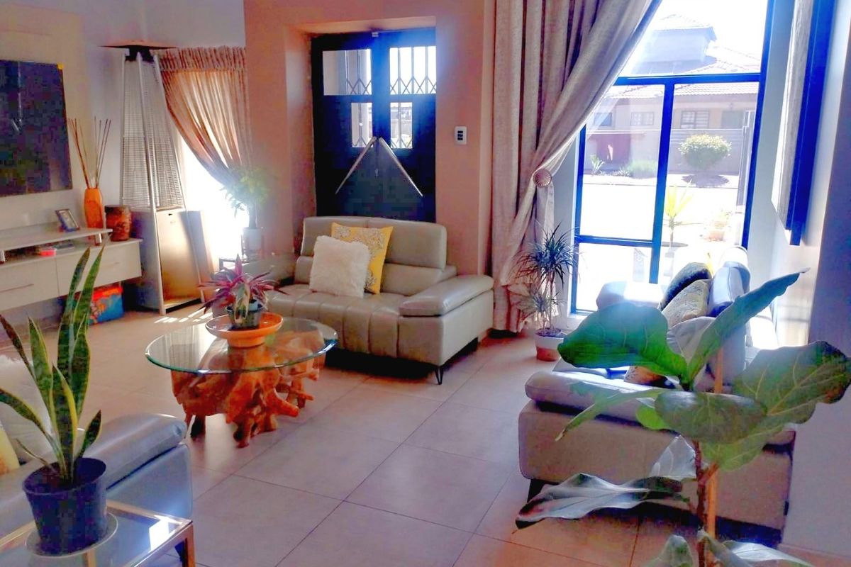 The Oval Charm - Photo 2