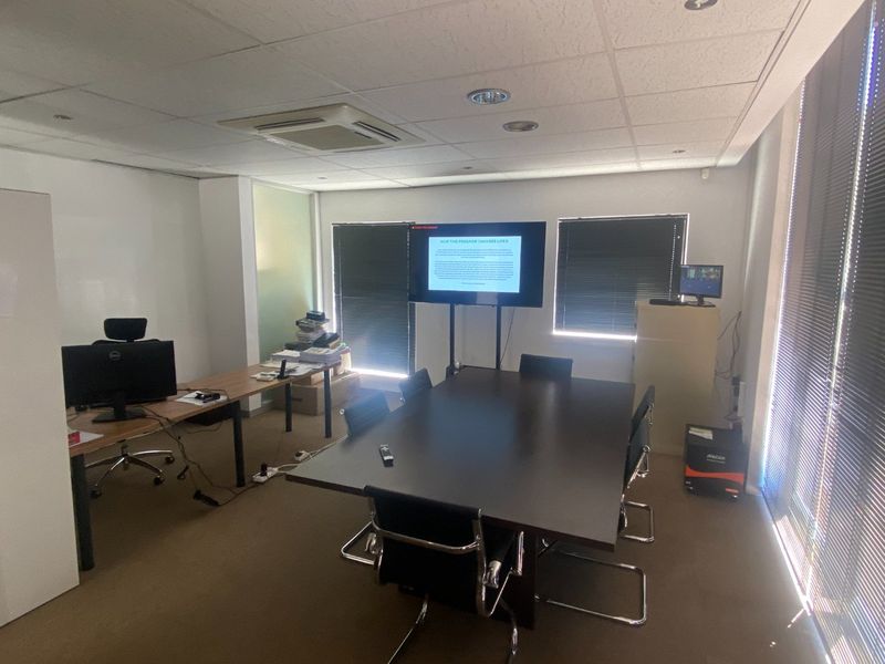 137m2 Commercial Space to Let  - Photo 3