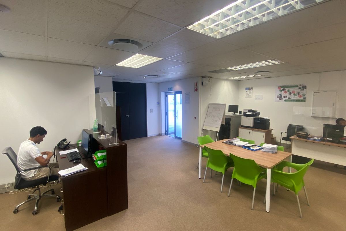 137m2 Commercial Space to Let  - Photo 2