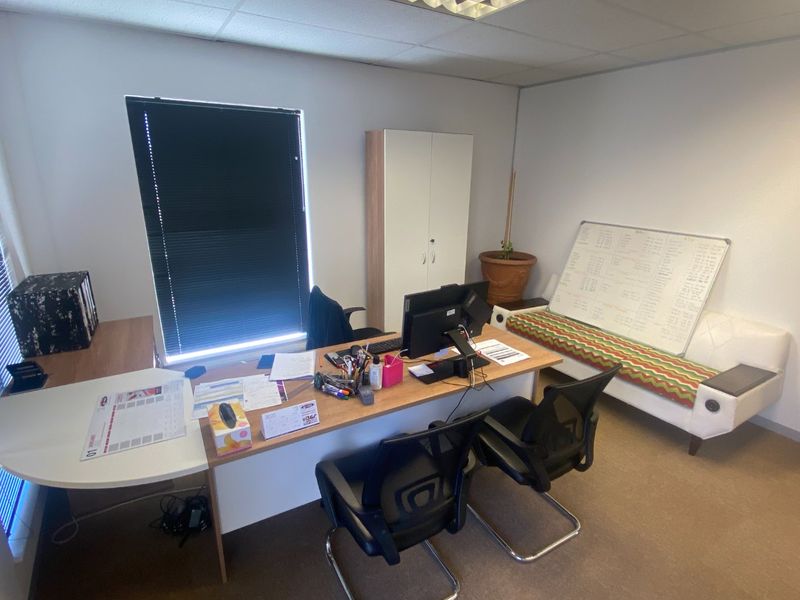 137m2 Commercial Space to Let  - Photo 9