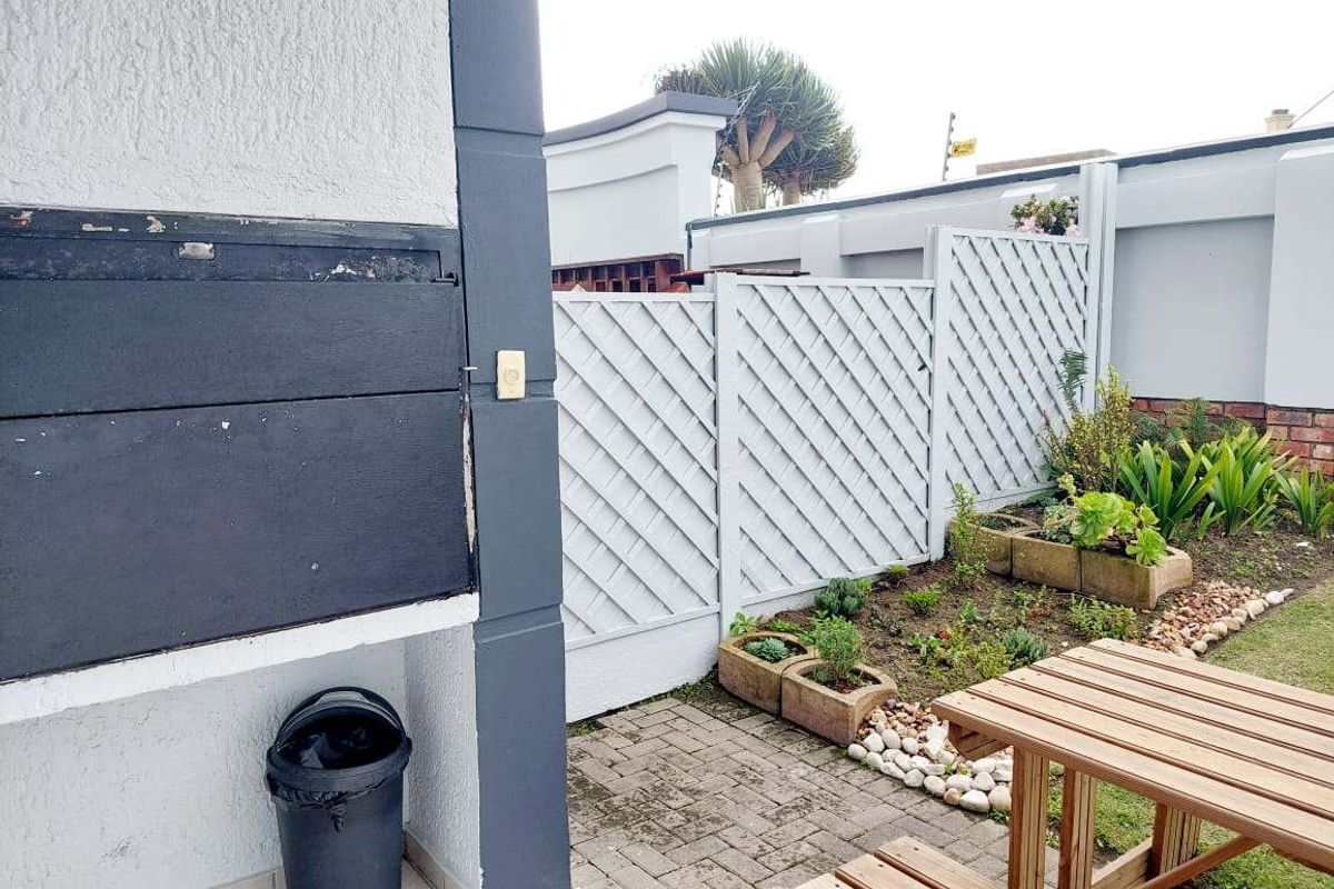 Exclusive Ground-Floor Coastal Apartment | Secure Lifestyle | A real Investment - Photo 4