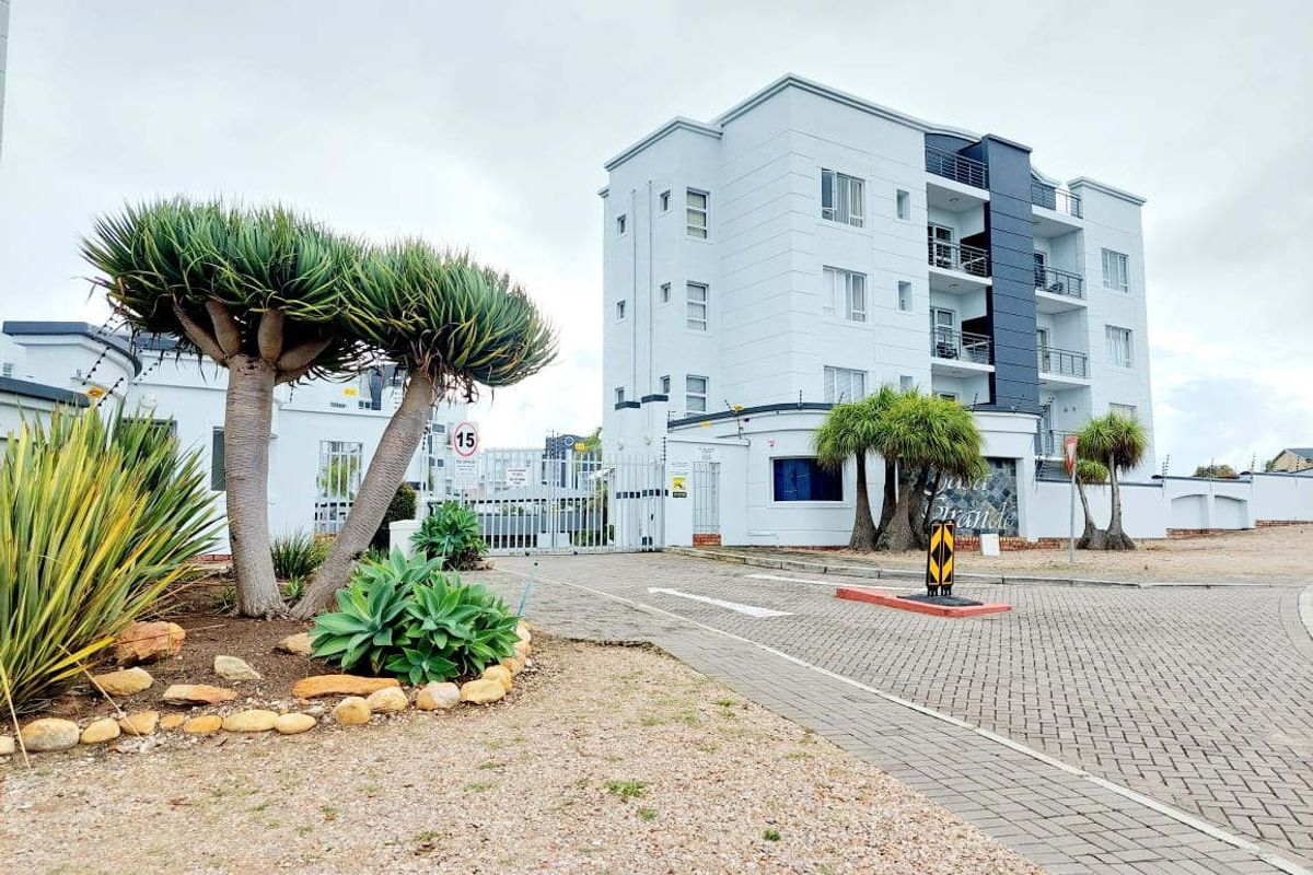 Exclusive Ground-Floor Coastal Apartment | Secure Lifestyle | A real Investment - Photo 2