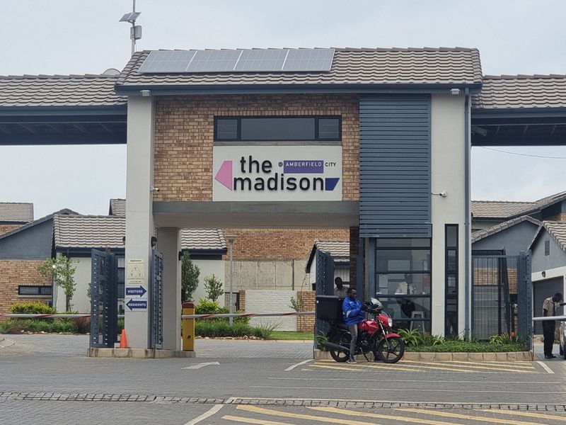 Modern 2-Bedroom Apartment - Photo 2