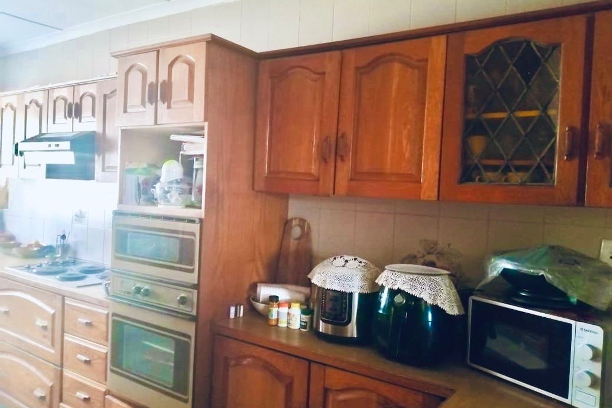 Spacious 6-Bedroom Home with Multiple Living Areas, Ample Parking and Income Potential in Reservoir Hills - Photo 3