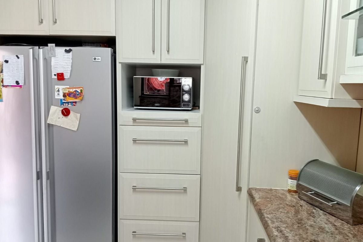 Move-In Ready and Family-Friendly: Spacious 3-Bedroom Townhouse in Secure Complex - Photo 3