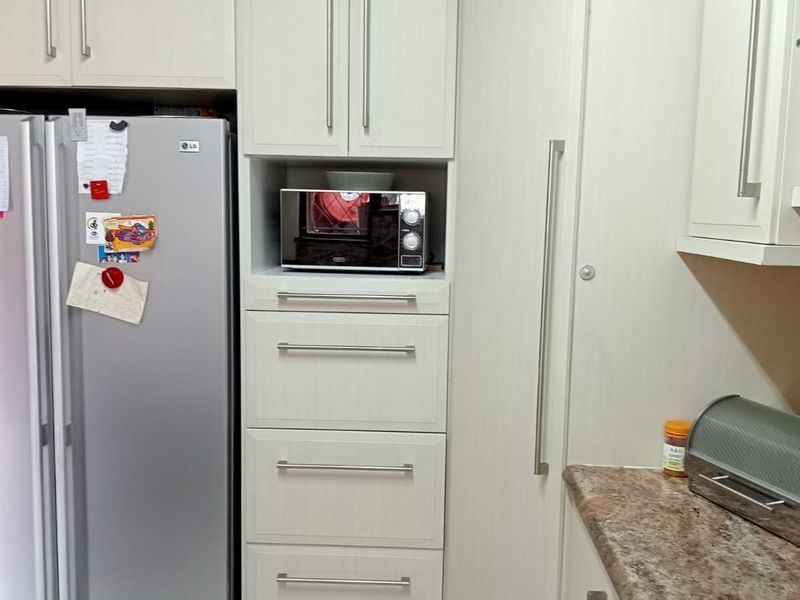 Move-In Ready and Family-Friendly: Spacious 3-Bedroom Townhouse in Secure Complex - Photo 3