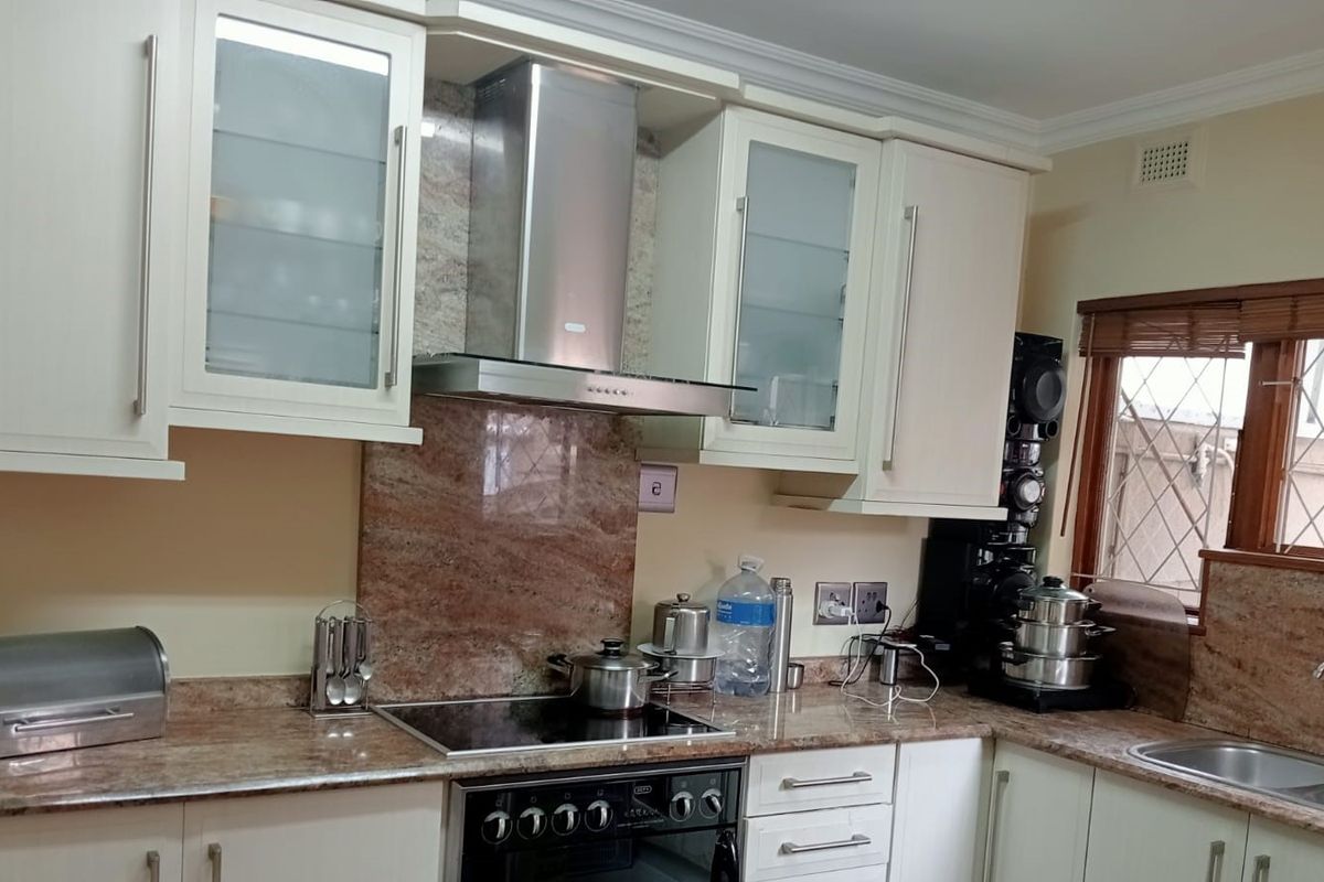 Move-In Ready and Family-Friendly: Spacious 3-Bedroom Townhouse in Secure Complex - Photo 5