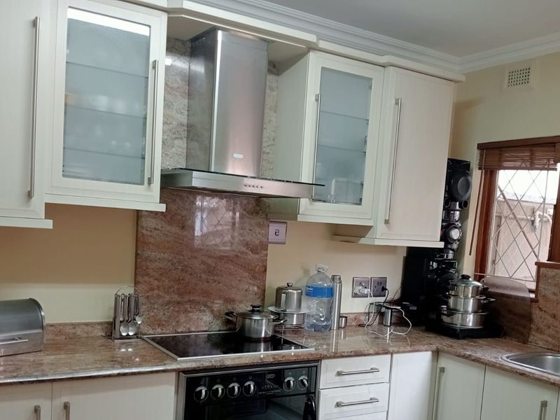 Move-In Ready and Family-Friendly: Spacious 3-Bedroom Townhouse in Secure Complex - Photo 5