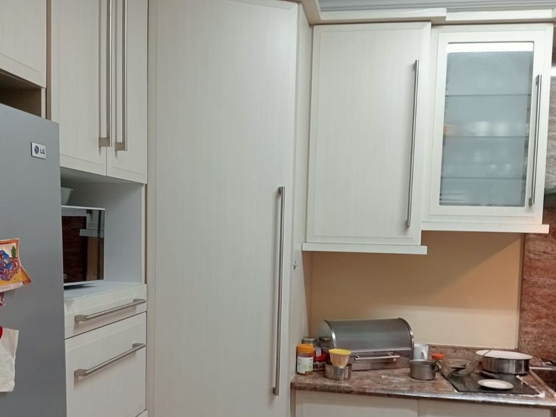 Move-In Ready and Family-Friendly: Spacious 3-Bedroom Townhouse in Secure Complex - Photo 8