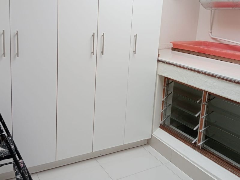 Move-In Ready and Family-Friendly: Spacious 3-Bedroom Townhouse in Secure Complex - Photo 7