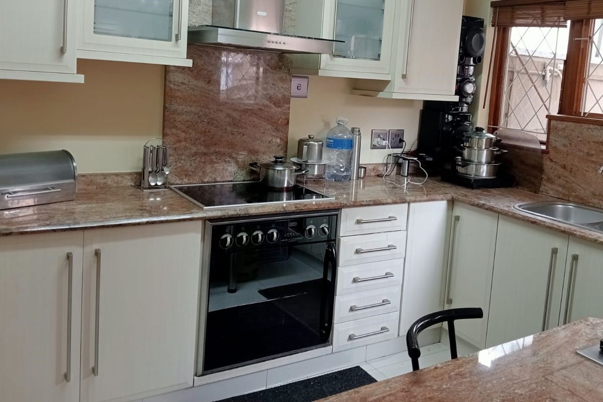 Move-In Ready and Family-Friendly: Spacious 3-Bedroom Townhouse in Secure Complex - Photo 4