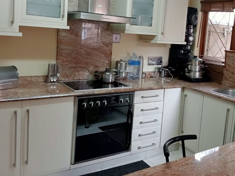 Move-In Ready and Family-Friendly: Spacious 3-Bedroom Townhouse in Secure Complex - Photo 4