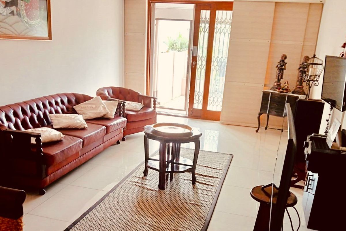 Move-In Ready and Family-Friendly: Spacious 3-Bedroom Townhouse in Secure Complex - Photo 2