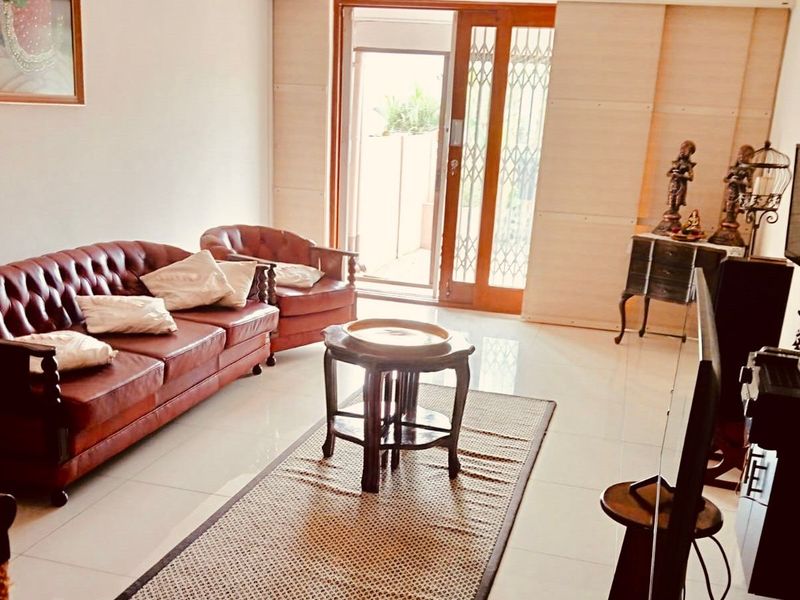 Move-In Ready and Family-Friendly: Spacious 3-Bedroom Townhouse in Secure Complex - Photo 2