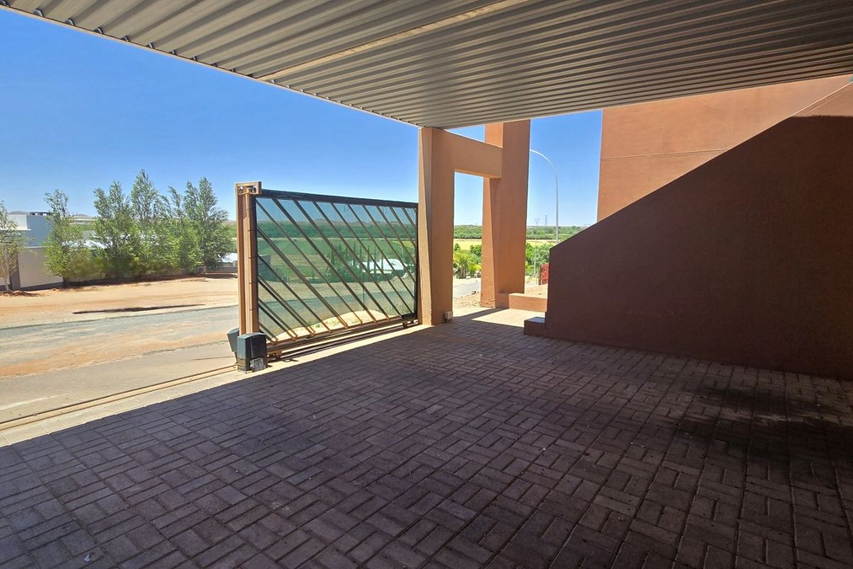 Dual-Dwelling Opportunity with Modern Comforts in popular neighbourhood - Photo 5