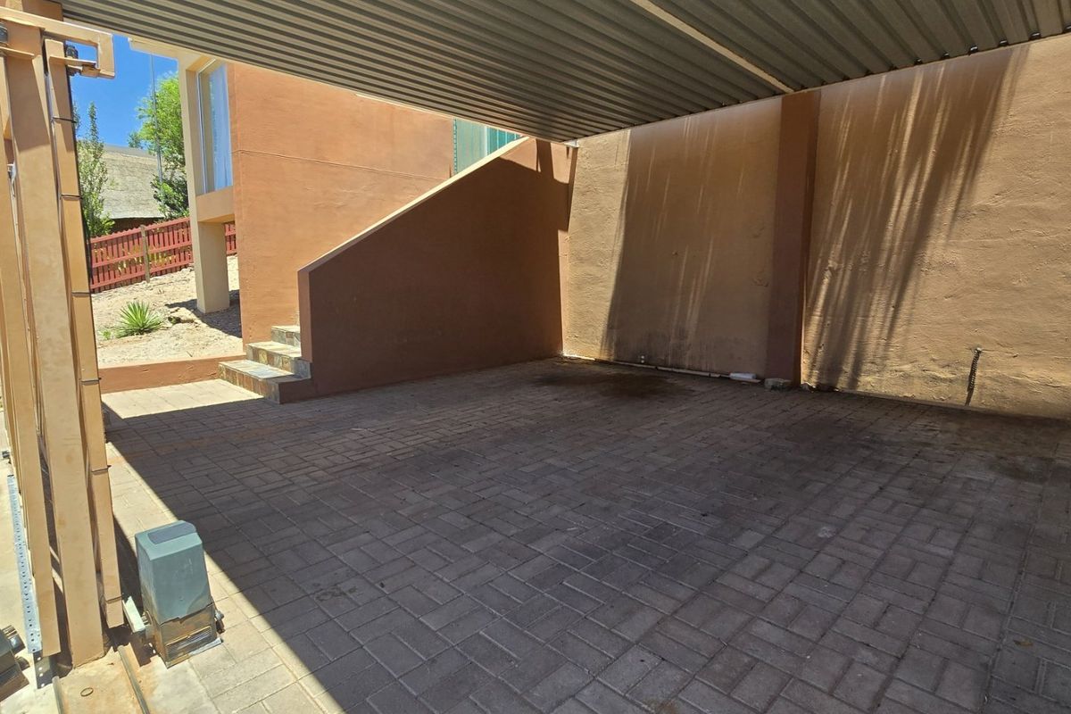 Dual-Dwelling Opportunity with Modern Comforts in popular neighbourhood - Photo 4