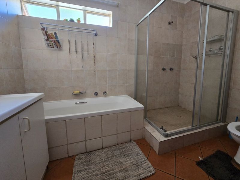 Dual-Dwelling Opportunity with Modern Comforts in popular neighbourhood - Photo 10