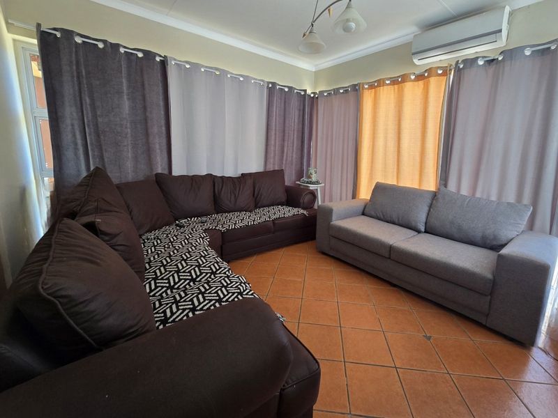 Dual-Dwelling Opportunity with Modern Comforts in popular neighbourhood - Photo 9